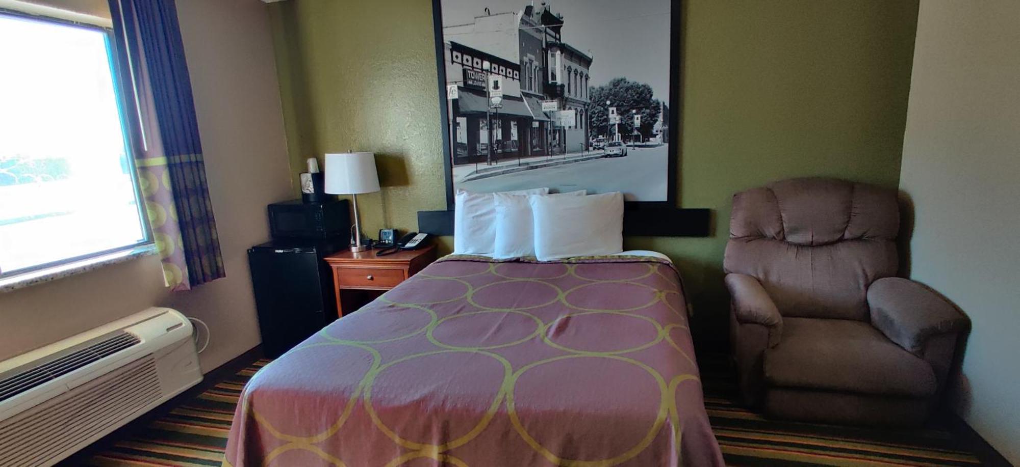 Super 8 By Wyndham Champaign Motel Rom bilde